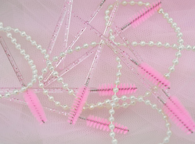 Detal haftu kwiatowego w pastelach