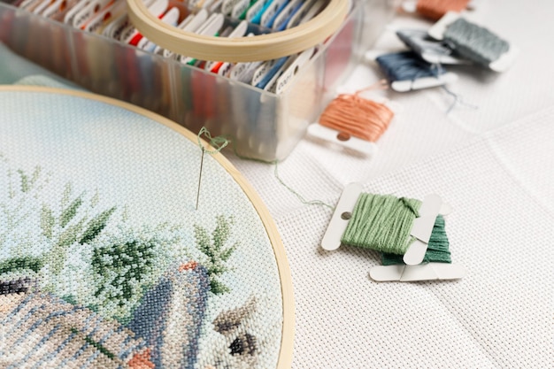 Tamborek z haftem krajobrazu